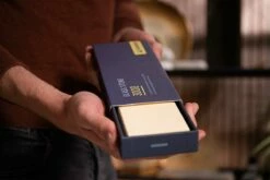 Skerper Glass Stone SVGS3000 Pierre à Aiguiser Granulométrie 3000 -KNIVESANDTOOLS Magasin Glass stone skerper box 1 1200x800 1