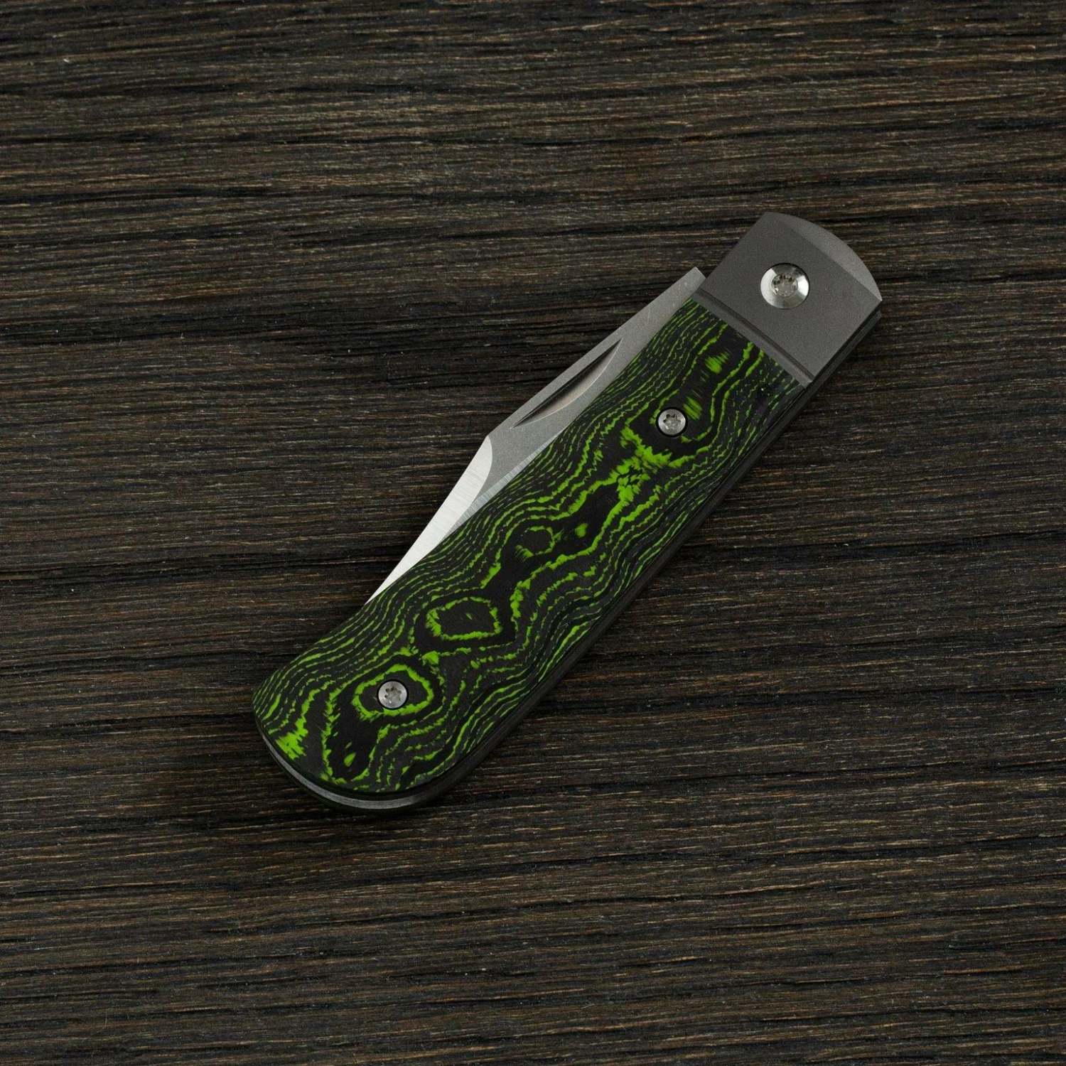 Jack Wolf Benny's Clip CamoCarbon Toxic Green, BENNY-01-CCTG, Couteau De Poche Slipjoint 4 Jack Wolf Benny's Clip CamoCarbon Toxic Green, BENNY-01-CCTG, Couteau De Poche Slipjoint – Image 2