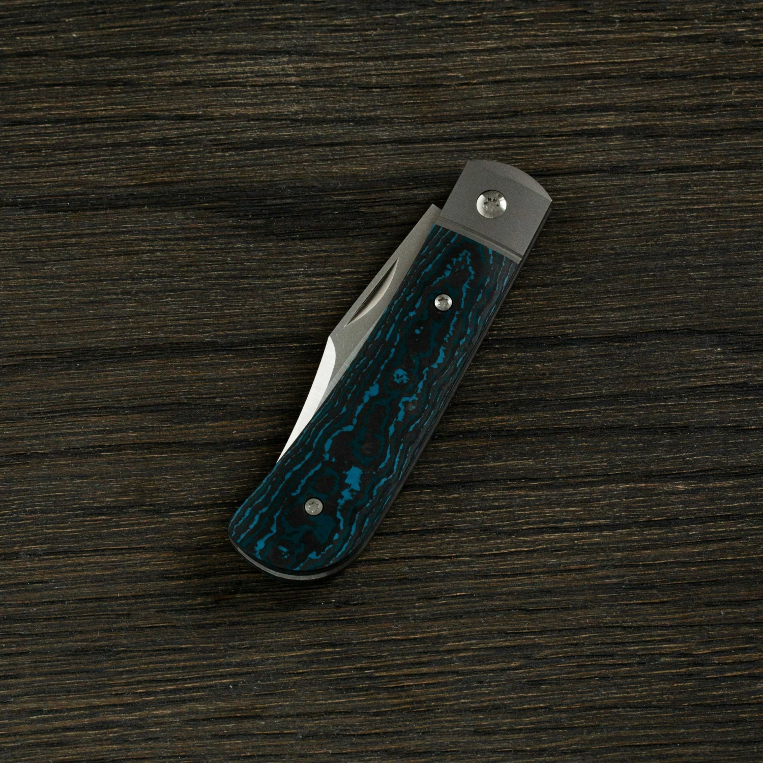 Jack Wolf Benny's Clip Fat Carbon Arctic Storm, BENNY-01-FCB, Couteau De Poche Slipjoint 4 Jack Wolf Benny's Clip Fat Carbon Arctic Storm, BENNY-01-FCB, Couteau De Poche Slipjoint – Image 2