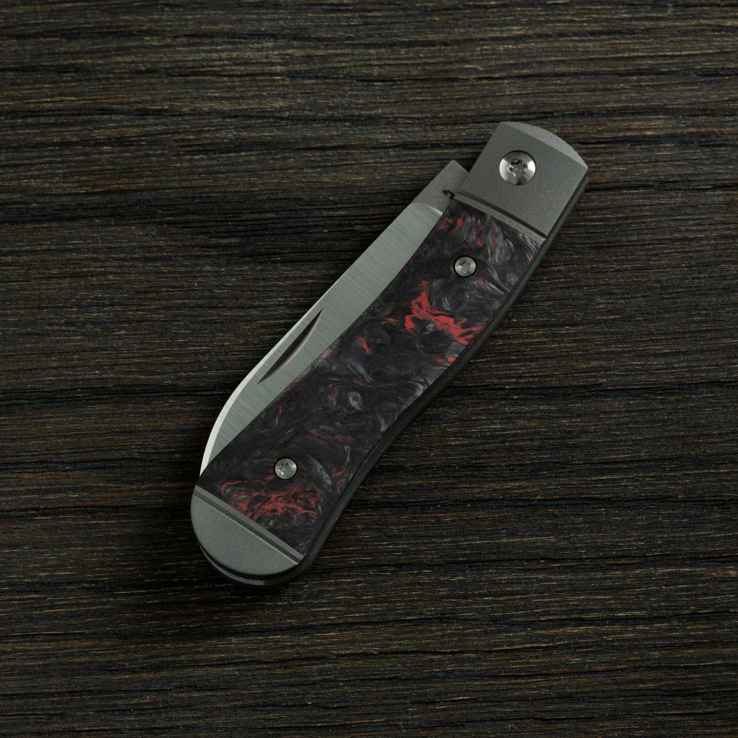 Jack Wolf K9 Jack, Red Dark Matter Fat Carbon K9-01-DMR Couteau De Poche Slipjoint 4 Jack Wolf K9 Jack, Red Dark Matter Fat Carbon K9-01-DMR Couteau De Poche Slipjoint – Image 2