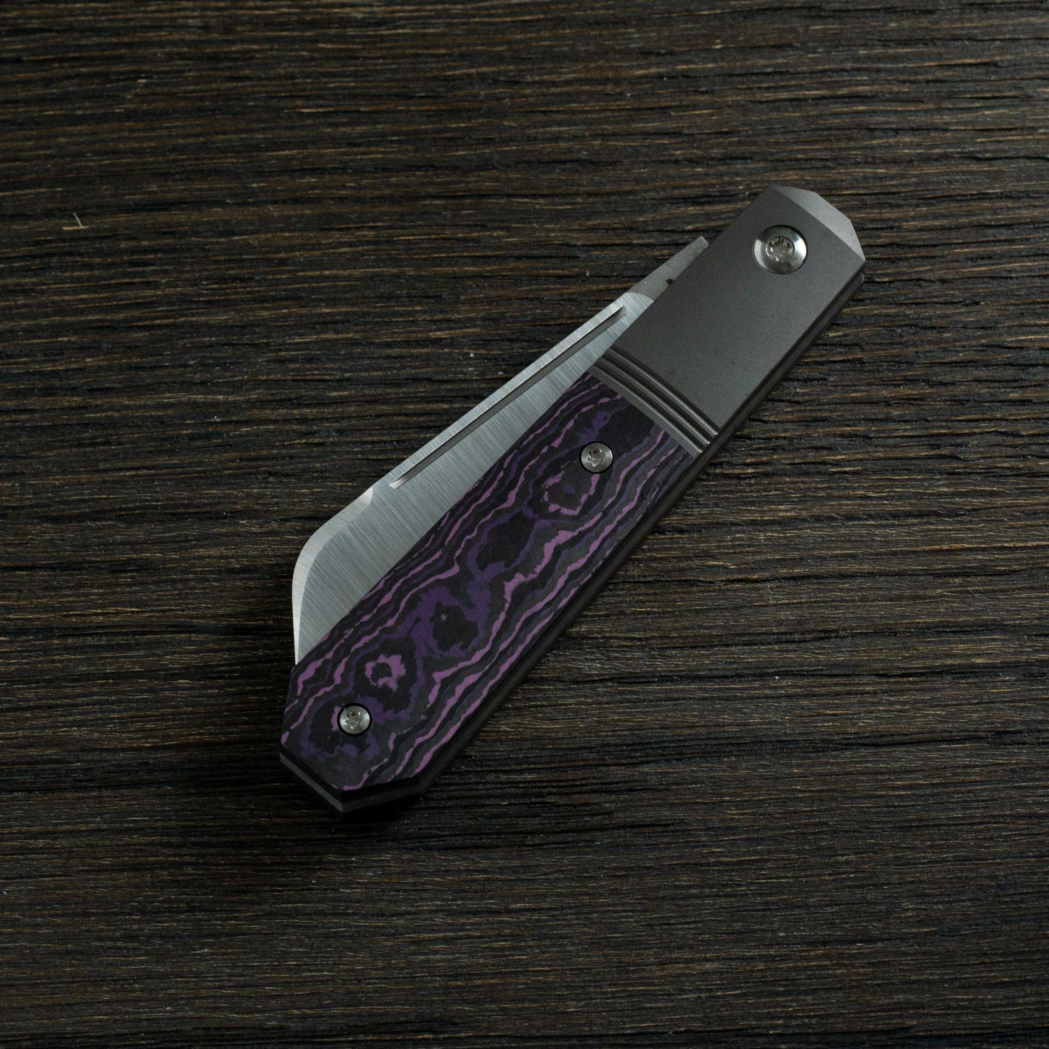 Jack Wolf Midnight Jack, Fat Carbon Purple Haze MIDNI-01-FCP Couteaux De Poche Slipjoint 4 Jack Wolf Midnight Jack, Fat Carbon Purple Haze MIDNI-01-FCP Couteaux De Poche Slipjoint – Image 2
