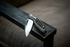 Rike Thor 6 Dark Grey Titanium, Couteau De Poche Intégral -KNIVESANDTOOLS Magasin RKTHOR6 DG 20 sfeerfoto