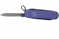 Victorinox Classic SD Alox Colours, Electric Lavender 0.6221.223G Couteau Suisse -KNIVESANDTOOLS Magasin VT0 6221 223G 03 victorinox