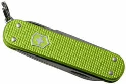 Victorinox Classic SD Alox Colors, Lime Twist 0.6221.241G Couteau Suisse -KNIVESANDTOOLS Magasin VT0 6221 241G 04 victorinox