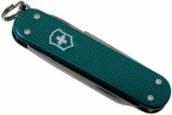 Victorinox Classic SD Alox Colors, Wild Jungle 0.6221.242G Couteau Suisse -KNIVESANDTOOLS Magasin VT0 6221 242G 04 victorinox