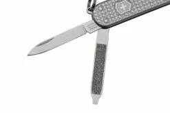 Victorinox Classic SD Precious Alox, Infinite Grey 0.6221.4031G Couteau Suisse -KNIVESANDTOOLS Magasin VT0 6221 4031G 03 victorinox