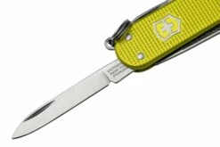 Victorinox Classic SD Alox Limited Edition 2023, 0.6221.L23 Electric Yellow, Couteau Suisse -KNIVESANDTOOLS Magasin VT0 6221 L23 03 victorinox