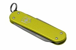 Victorinox Classic SD Alox Limited Edition 2023, 0.6221.L23 Electric Yellow, Couteau Suisse -KNIVESANDTOOLS Magasin VT0 6221 L23 04 victorinox