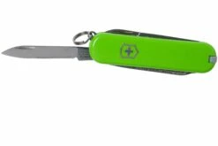 Victorinox Classic SD Colors, Smashed Avocado 0.6223.43G Couteau Suisse -KNIVESANDTOOLS Magasin VT0 6223 43G 03 victorinox