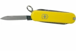 Victorinox Classic SD Jaune 0.6223.8 Couteau Suisse -KNIVESANDTOOLS Magasin VT0 6223 8 03 victorinox