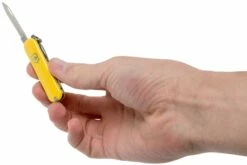 Victorinox Classic SD Jaune 0.6223.8 Couteau Suisse -KNIVESANDTOOLS Magasin VT0 6223 8 05 victorinox