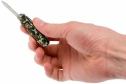 Victorinox Classic SD Camouflage 0.6223.94 Couteau Suisse -KNIVESANDTOOLS Magasin VT0 6223 94 05 victorinox vt0 6223 94 05