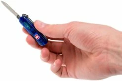 Victorinox Signature Lite Bleu Transparent 0.6226.T2 Couteau Suisse -KNIVESANDTOOLS Magasin VT0 6226 T2 06 victorinox vt0 6226 t2 06