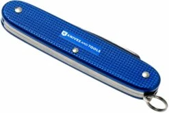Victorinox Pioneer Alox Blue 0.8201.22R4.KTE1 Knivesandtools Edition, Couteau Suisse 11 Victorinox Pioneer Alox Blue 0.8201.22R4.KTE1 Knivesandtools Edition, Couteau Suisse -KNIVESANDTOOLS Magasin VT0 8201 22R4 KTE1 04 victorinox