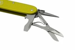 Victorinox Pioneer X Alox Limited Edition 2023, 0.8231.L23 Electric Yellow, Couteau Suisse -KNIVESANDTOOLS Magasin VT0 8231 L23 04 victorinox