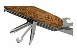 Victorinox Super Tinker Wood 1-4701-63E1 Winter Magic 2022 Special Edition, Couteau Suisse -KNIVESANDTOOLS Magasin VT1 4701 63E1 04 victorinox