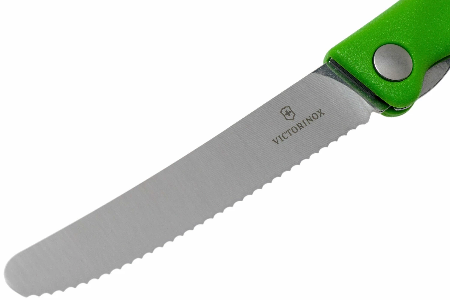Victorinox SwissClassic 6.7836.F4B Couteau à Légumes Pliant Dentelé, Vert 5 Victorinox SwissClassic 6.7836.F4B Couteau à Légumes Pliant Dentelé, Vert – Image 3